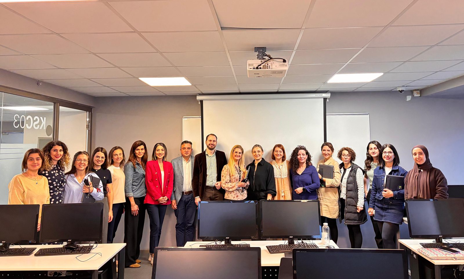 BAU yapay zekâ eğitimi katılımcılarının grup fotoğrafı
